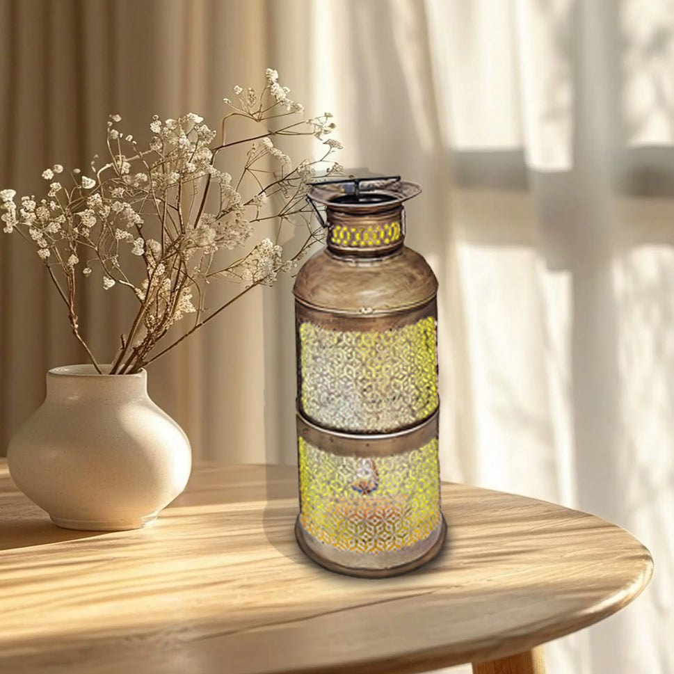 وعاء مصنوع يدويًا من علبة حليب، مصباح شموع، تشطيب نحاسي، الإمارات العربية المتحدة