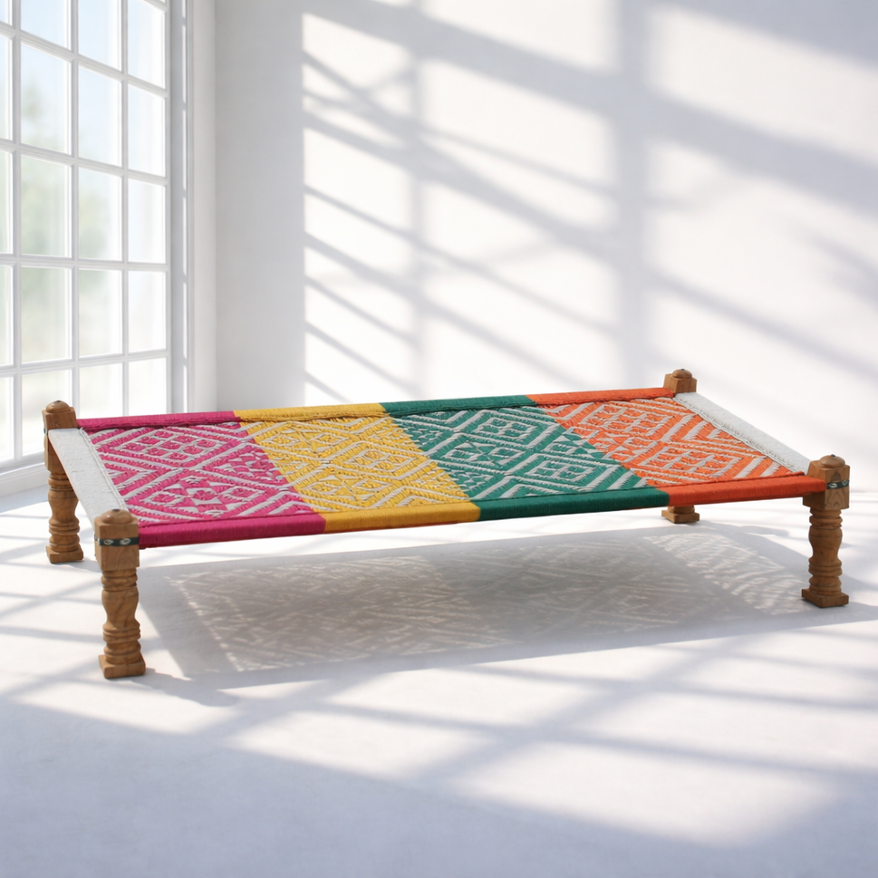 خط هندي تقليدي بإطار خشبي ونسيج متعدد الألوان