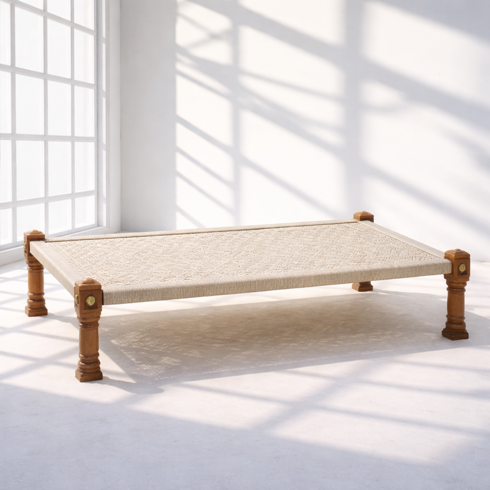 سرير خشبي منسوج من القطن الأبيض بإطار خشبي