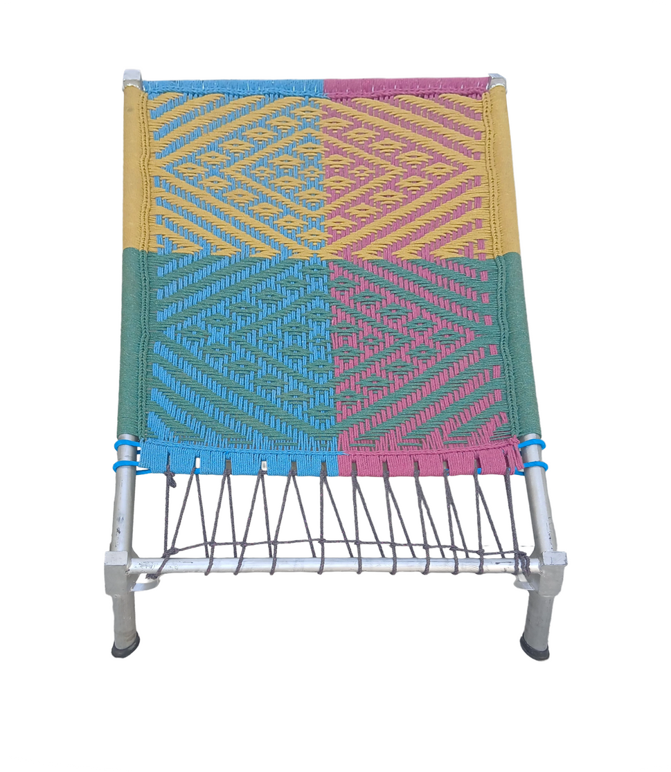 سرير تقليدي منسوج يدويًا بإطار معدني