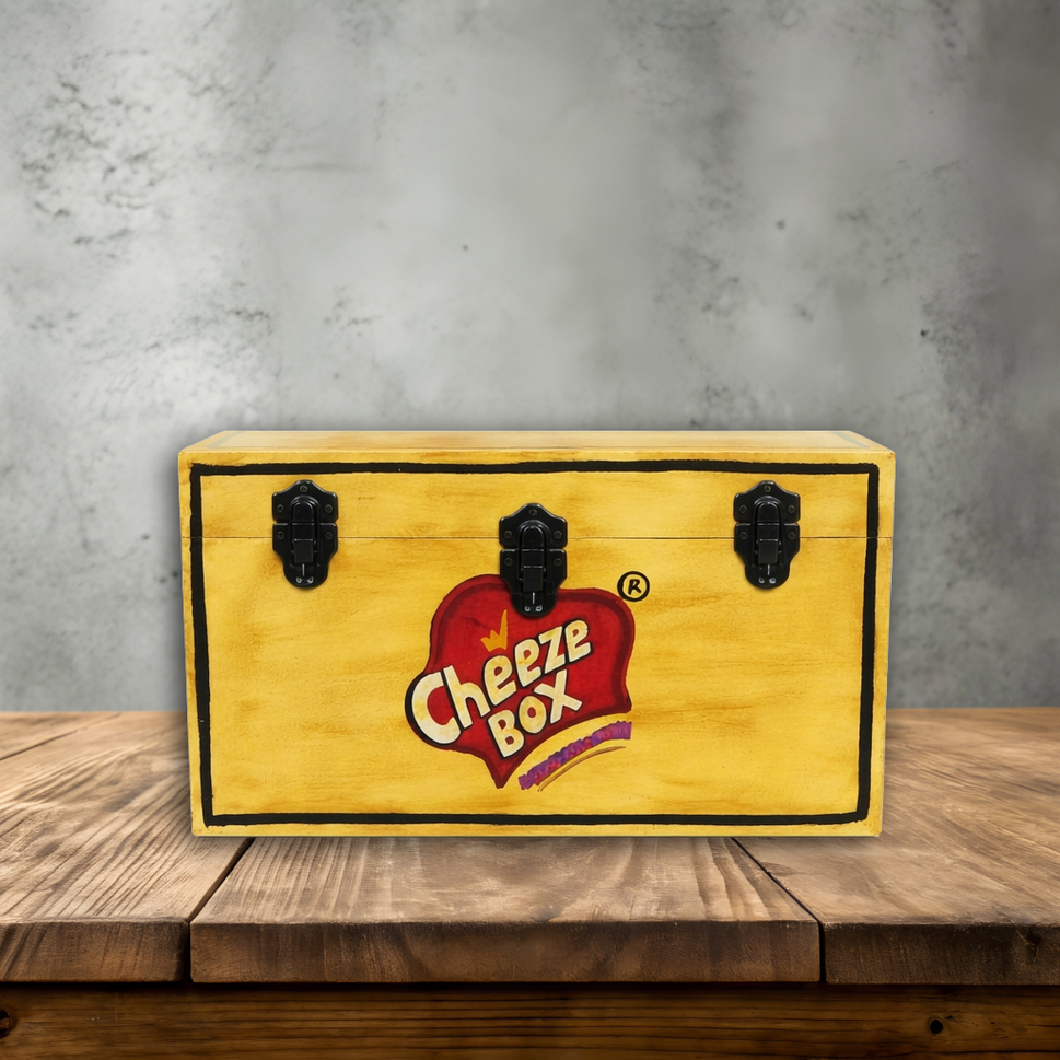 صندوق تخزين خشبي مزين برسومات يدوية