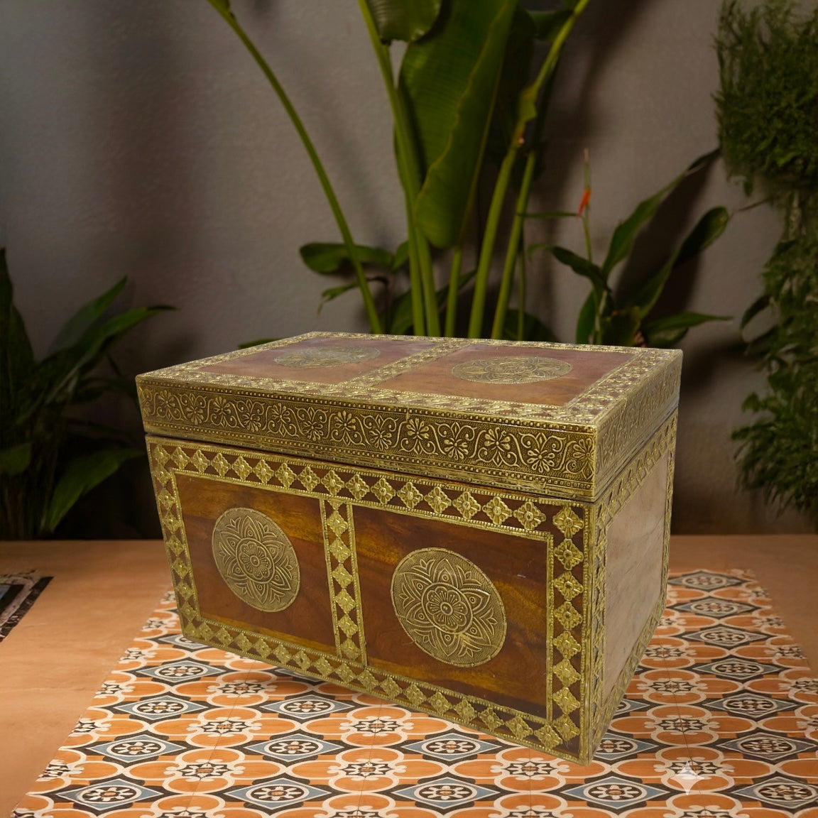Solid wood rectangular storage trunk with brass fitted work