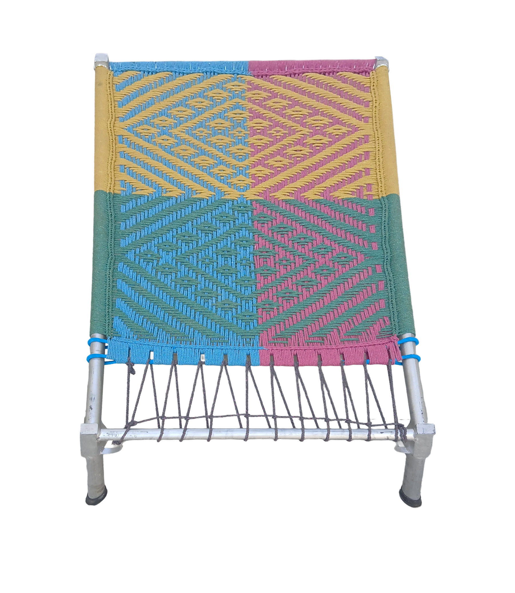 سرير تقليدي منسوج يدويًا بإطار معدني