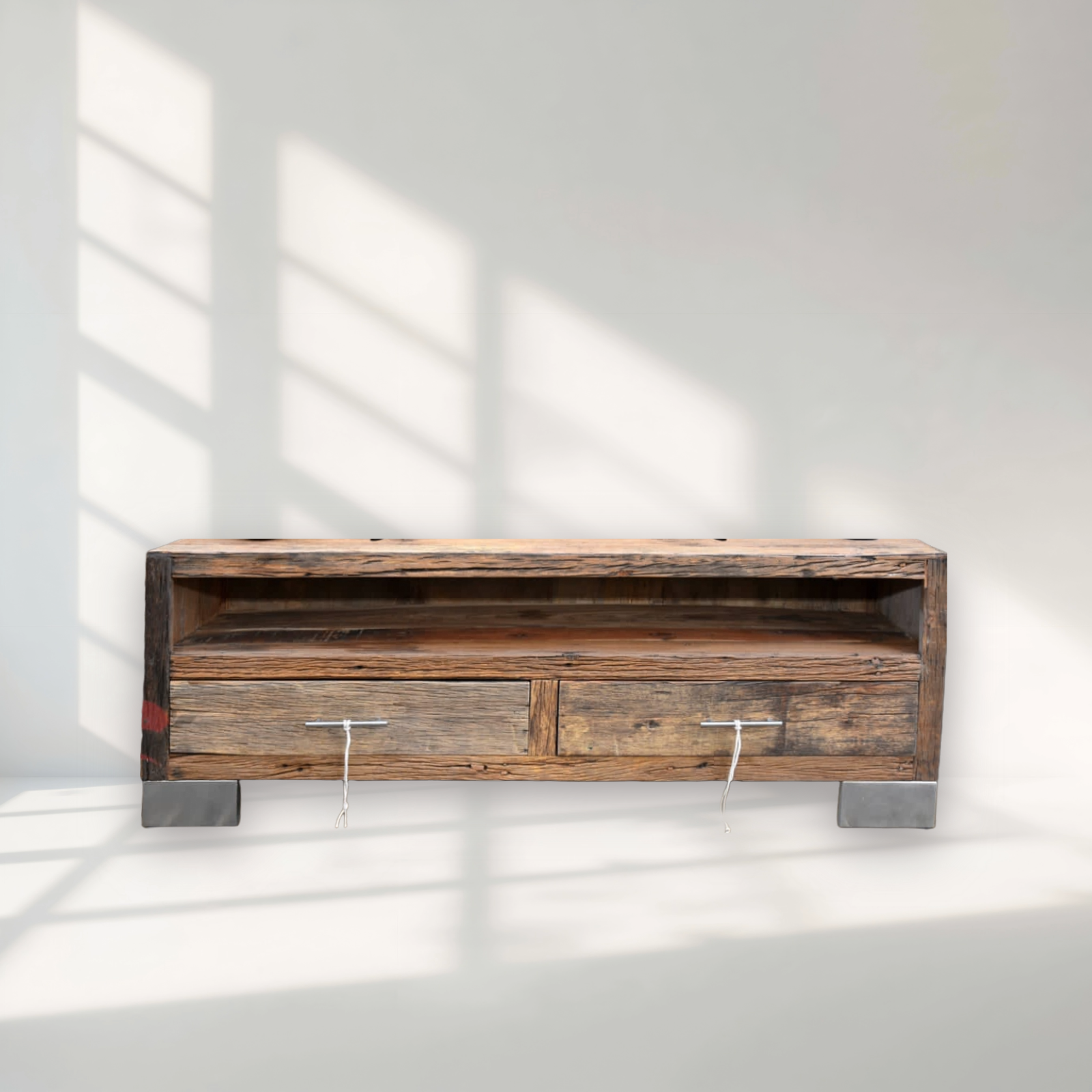 وحدة تلفزيون مصنوعة من خشب عوارض السكك الحديدية الصلبة، بتصميم مفتوح بدرجين