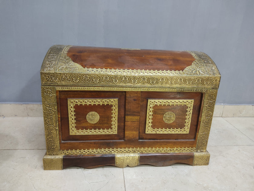 Antique Style Mango Wood Chest
Handcrafted Wooden Storage Trunk UAE