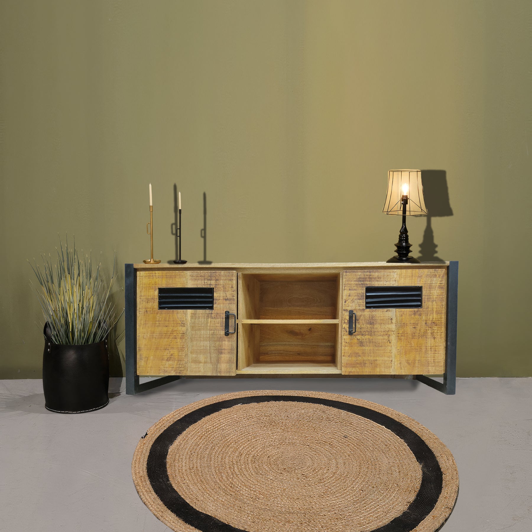 وحدة وسائط صناعية مع حامل معدني أسود وبابين | الإمارات العربية المتحدة