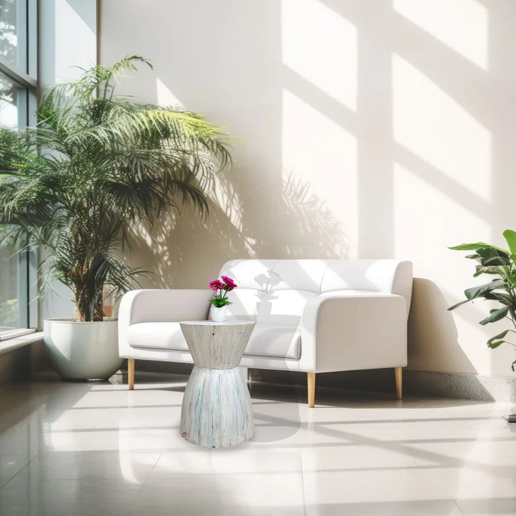 طاولة جانبية مستديرة من الخشب الصلب طراز آني بطلاء أبيض عتيق