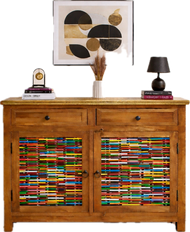 خزانة جانبية خشبية مزينة برسومات قلم رصاص