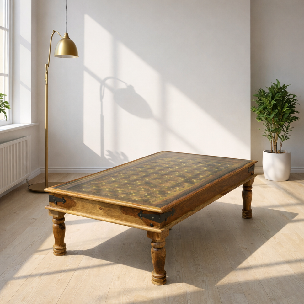 طاولة قهوة وطاولة جانبية مصنوعة يدوياً من الخشب الصلب مع سطح مطعم بالنحاس | دبي، الإمارات العربية المتحدة